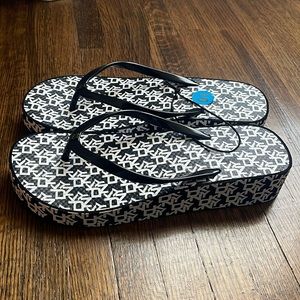 New DKNY Wedge Flip Flop Black & White Sandals Size 10